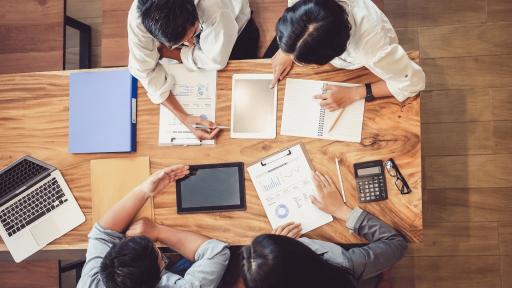 photo of group of people working in a meeting. business people. photo of focusing on business 
